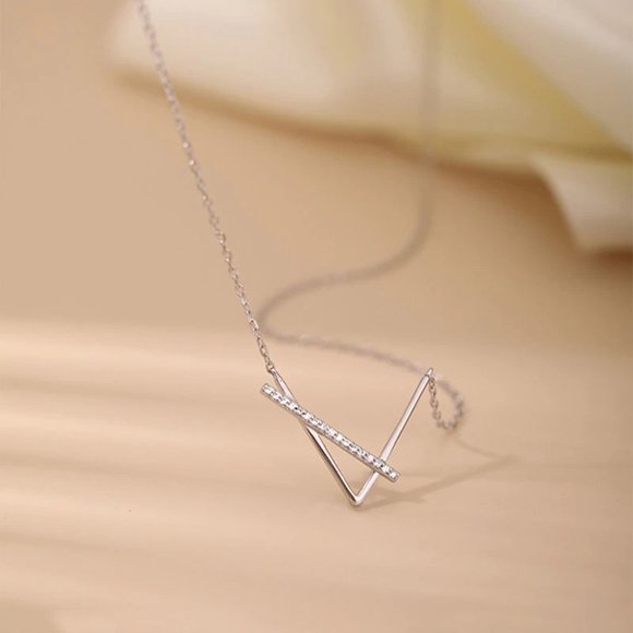 NEW Silver/Gold Shiny Simple V-shaped Necklace - Picture 4 of 8